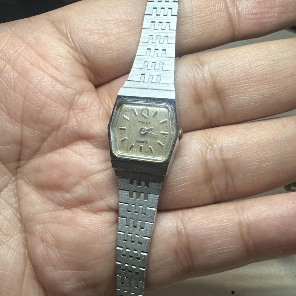 Working Vintage Timex Women's  Silver Hexagon Dial Quartz Watch 17mm Fit 6.5"